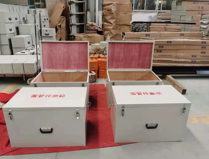 金秀放炮线和雷管炸药在矿山作业时如何存放？