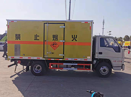 金秀爆破器材运输车技术升级与安全合规新趋势